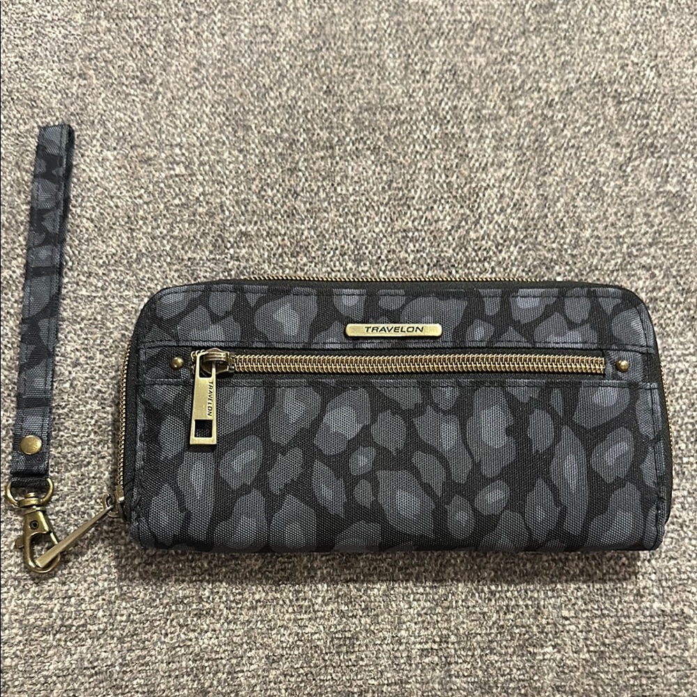 Travelon Black and Gray Patterned Wristlet